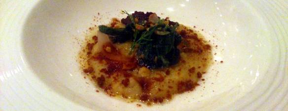 Il prologo: Cicerchie delle Murge in crema con marasciuolo selvatico, mosto cotto di fichi, lampascioni e olive Nolche, con biscotto mostacciolo