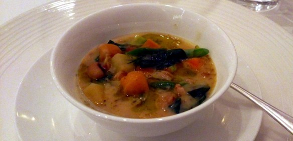 Zuppa etrusca di primavera con primizie dell’orto, legumi e farro della Garfagnana alle erbe aromatiche e fiori di finocchietto selvatico