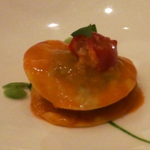 Tortelli di farina Abbondanza (Podere Forte) farciti con melanzane marinate, cicale di mare e burrata in succo di germogli di frumento