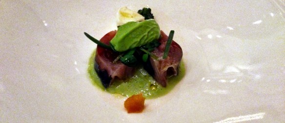 Sgombro del Mar Tirreno marinato al sale di Mothia, erba lippia e mentuccia con mozzarella di bufala, crema di piselli crudi e crescione