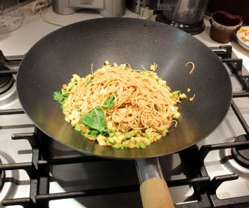 Pad thai vegetariano nel wok