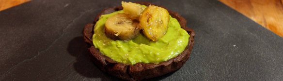 crostatine con banane e crema di avocado